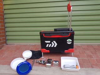 Thùng câu đài daiwa 32 lít full pass
