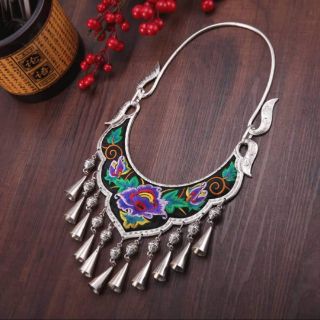 Kiềng cổ thêu hoa văn thổ cẩm