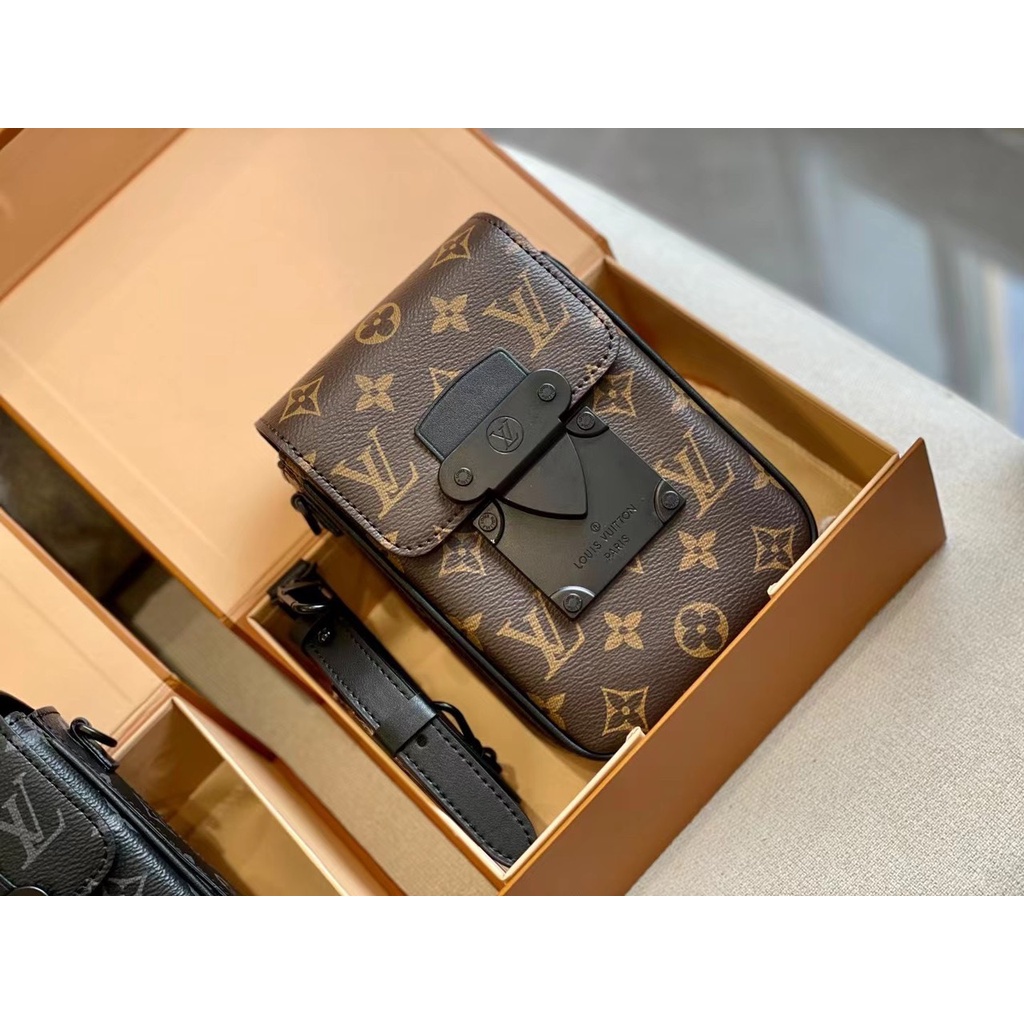 L.V phone pouch bag super Kích thước : 12 x 18 cm Màu sắc: 2 màu