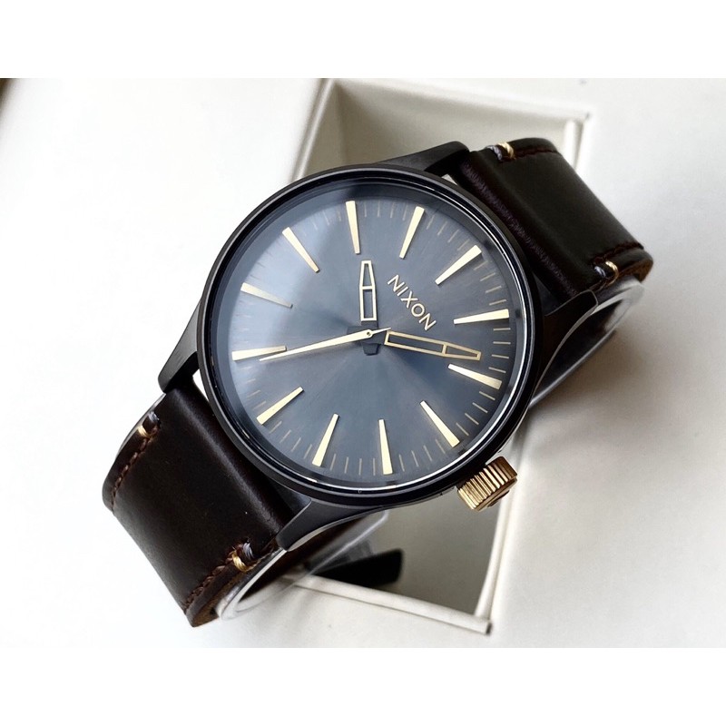 Đồng hồ kim nam dây da Nixon Time teller tone đen huyền bí