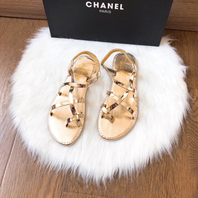 Sandal dây chéo
