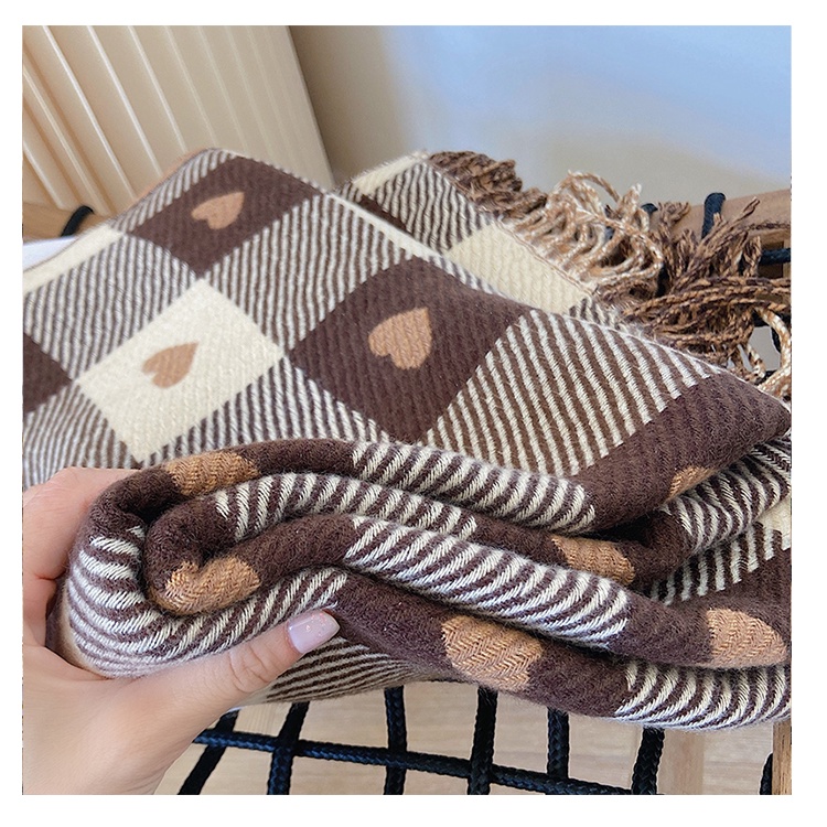 Khăn quàng cổ mùa đông dệt kim họa tiết kẻ caro trái tim màu be / nâu sữa