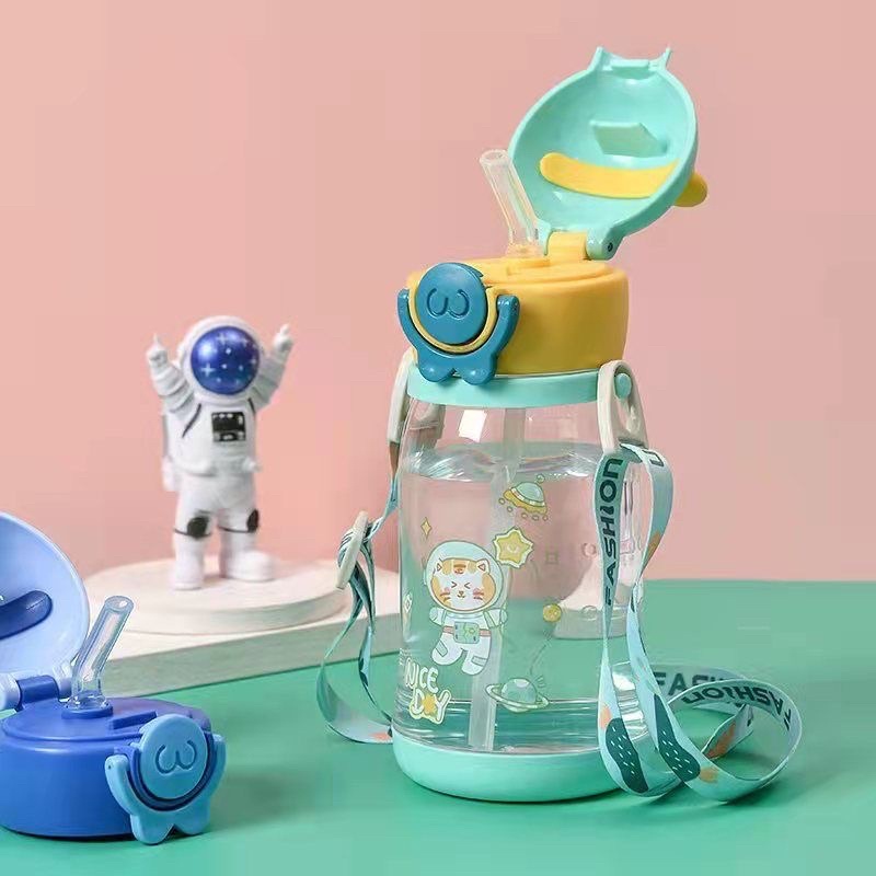Bình Uống Nước Cho Bé 600ml Có Dây Đeo Màu Sắc Dễ Thương