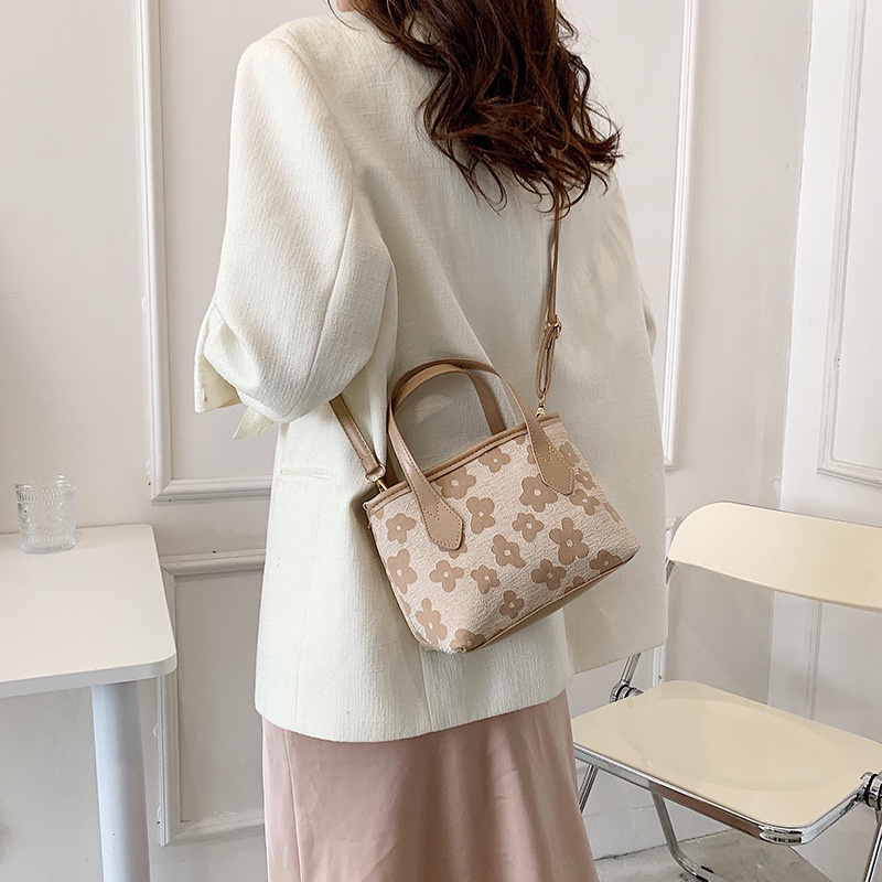 Túi Đeo Vai Hình Vuông Cỡ Nhỏ Thiết Kế Đơn Giản Phong Cách Mới Mùa Xuân 2022 Cho Nữ