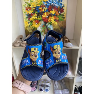 Sandal chú chó cứu hộ