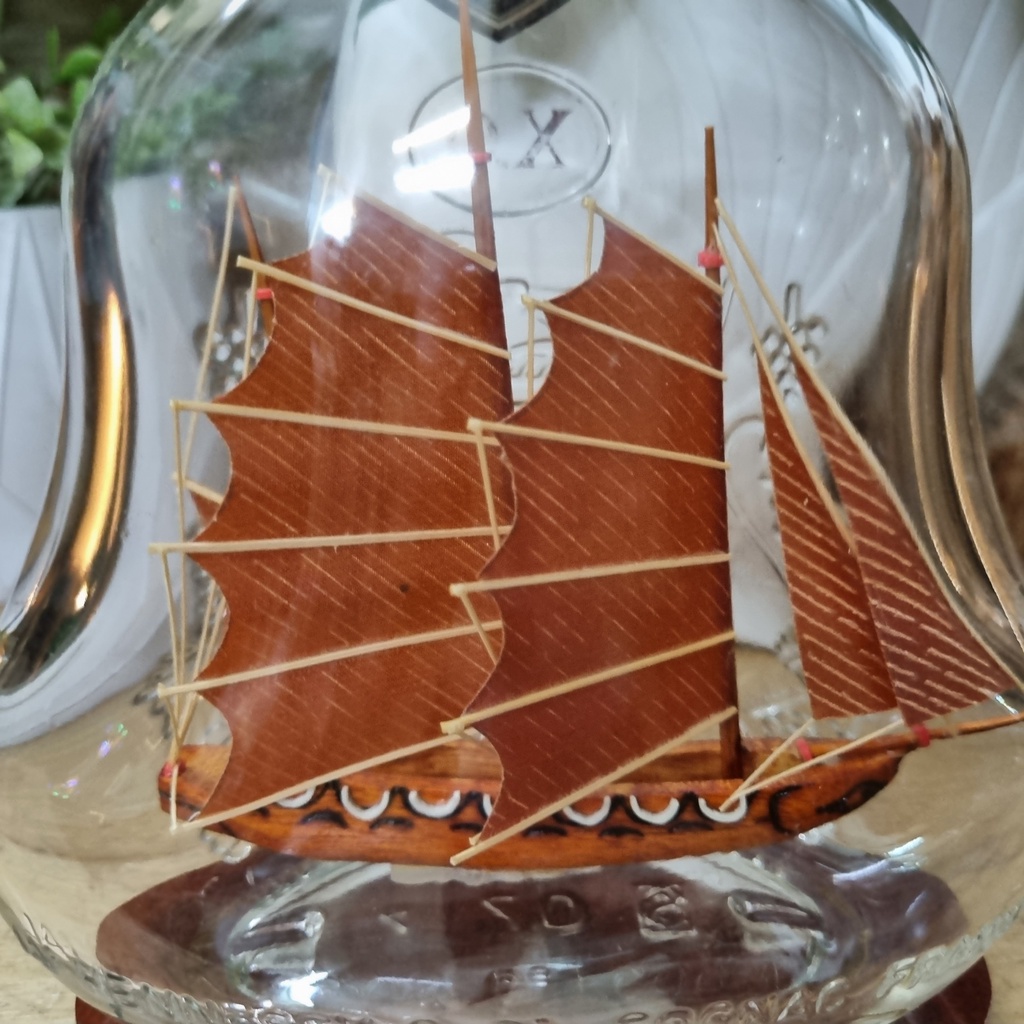 Mô Hình Thuyền Gỗ Trong Chai Thủy Tinh Hennessy XO - Cao 24cm - Chai Original - Thủ công mỹ nghệ Việt Nam