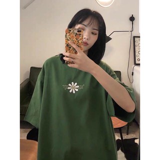 Áo thun form rộng xanh bơ in hình hoa cúc trên vai TTSLA0197