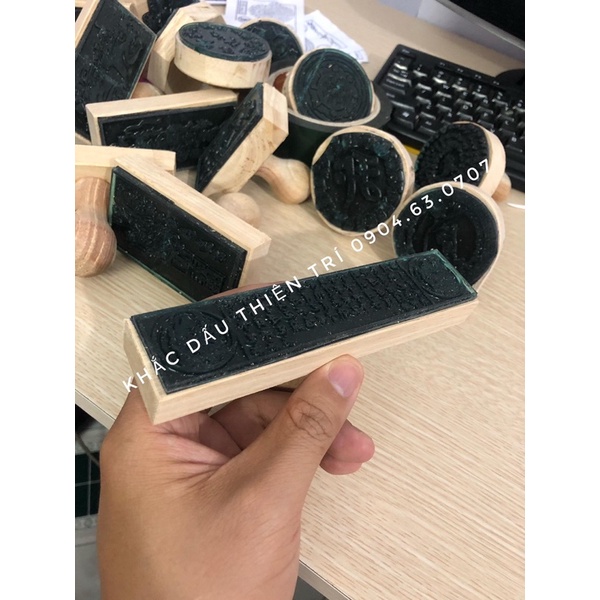 Dấu Mật tông loại nhỏ, mặt dấu làm bằng cao su , dán cán gỗ ,kích thước 3x5cm, chấm mực ngoài