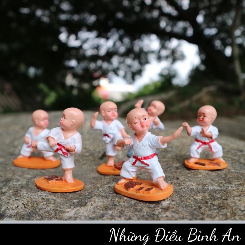 Tượng chú tiểu luyện võ áo trắng KÈM MIẾNG DÁN KEO trang trí ô tô, nhà cửa 💕FREESHIP 50k💕 - Những Điều Bình An