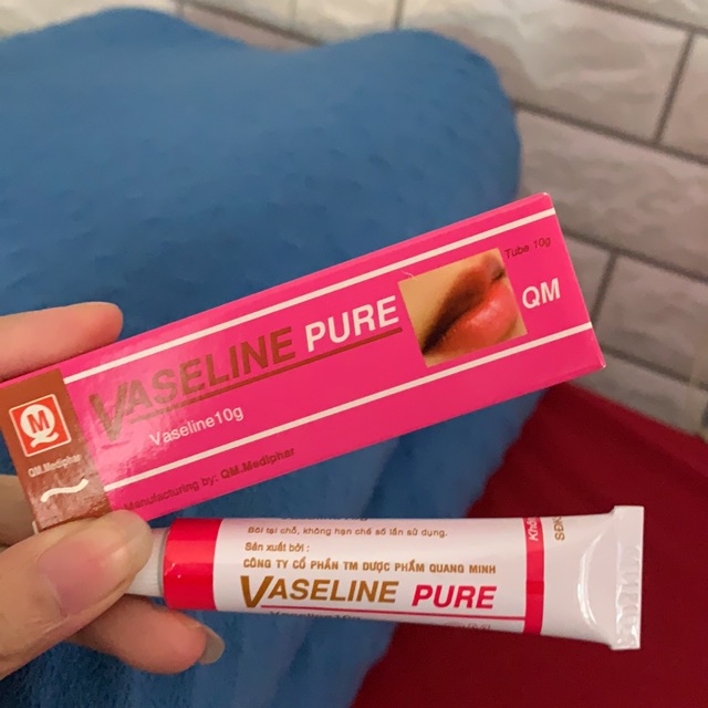 Vaseline trị nứt nẻ, khô môi, chân tay