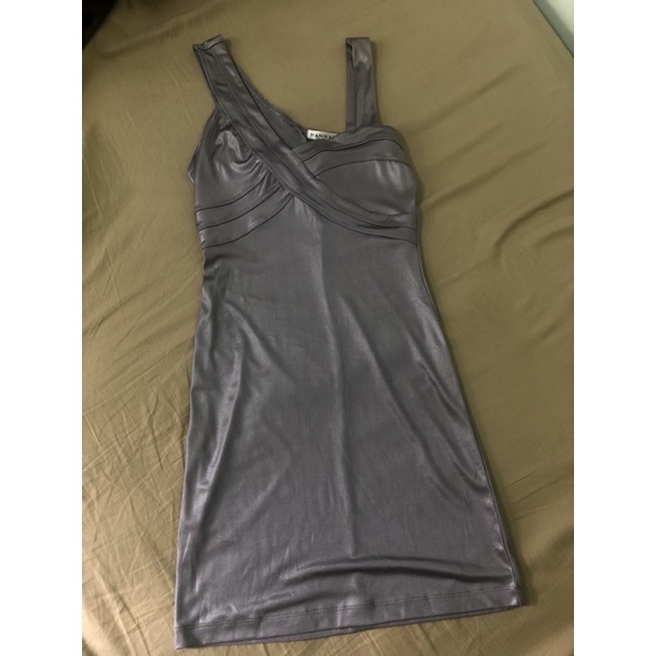 Đầm body lệch vai metalic, chất co giãn nhẹ. Party vibe