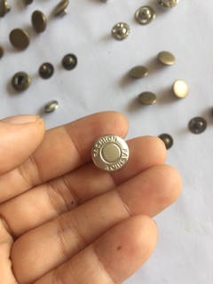 Cúc nút bấm 4 chi tiết