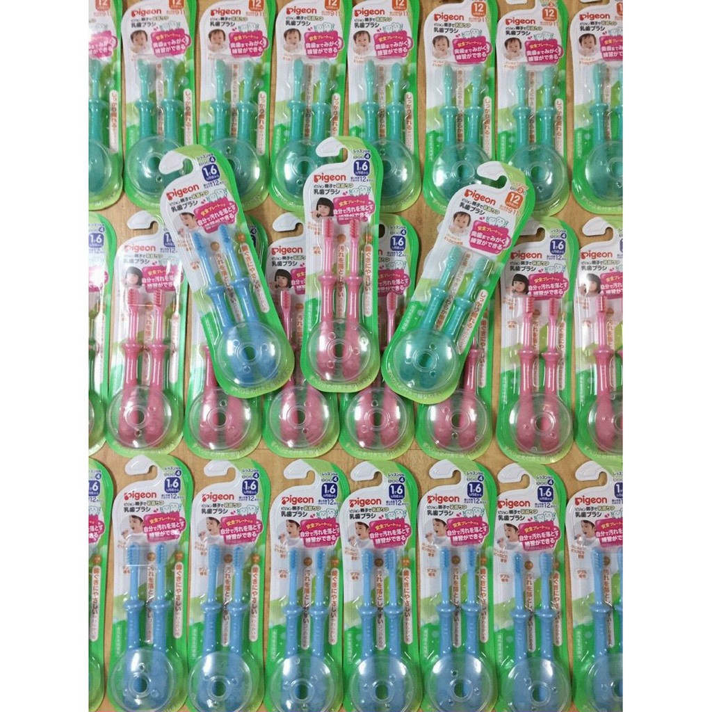 Set 2 bàn chải tập đánh răng Pigeon cho bé từ 12 tháng tuổi