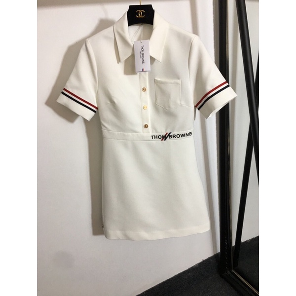 váy ngắn tay thắt eo chữ cái, trắng, đen cổ polo thom browne