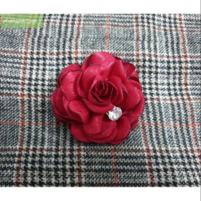 Hoa cài áo đỏ rực rỡ handmade