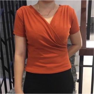 Áo thun cổ tim đắp chéo tay ngắn