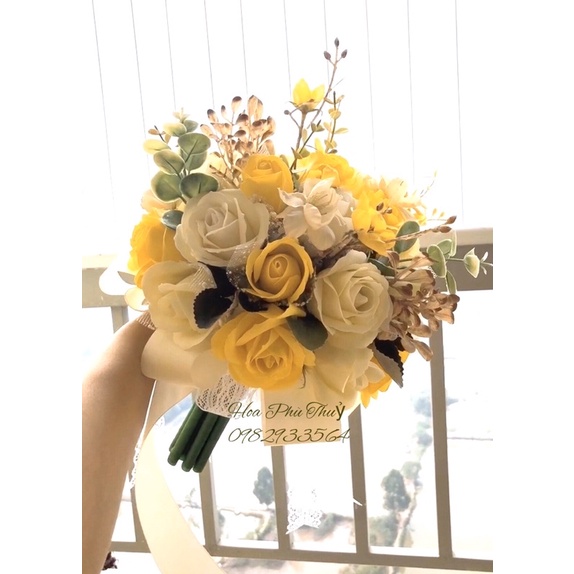 Hoa cưới cầm tay cô dâu bằng sáp thơm