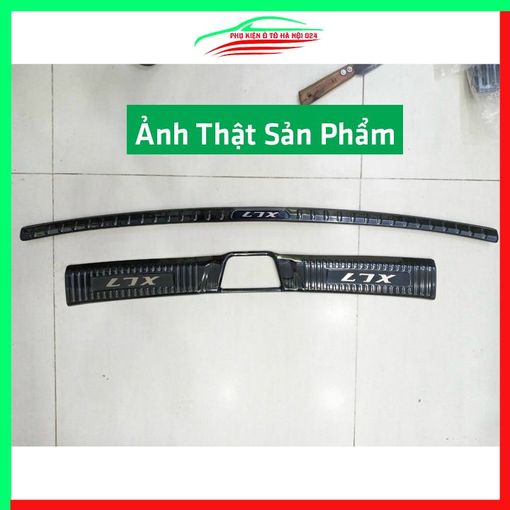 Ốp chống trầy cốp XL7 cacbon sáng bóng