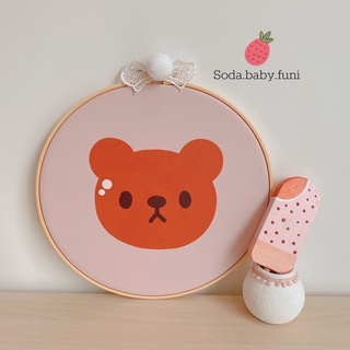 Tranh decor Canvas trang trí hình tròn hoạ tiết gấu dễ thương kích thước 26cm mã 002𝟭