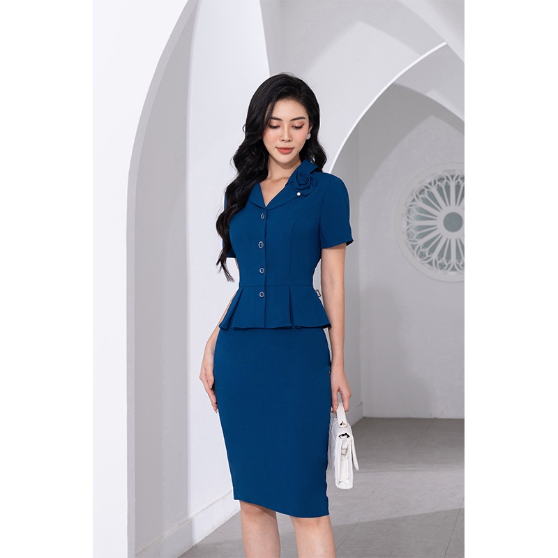 Bộ đồ công sở xanh: Áo Peplump cổ quấn hóa và Chân váy ôm Toson B1312X52