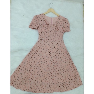 Đầm hoa nhí màu hồng nhạt, vòng eo 68-70, size s