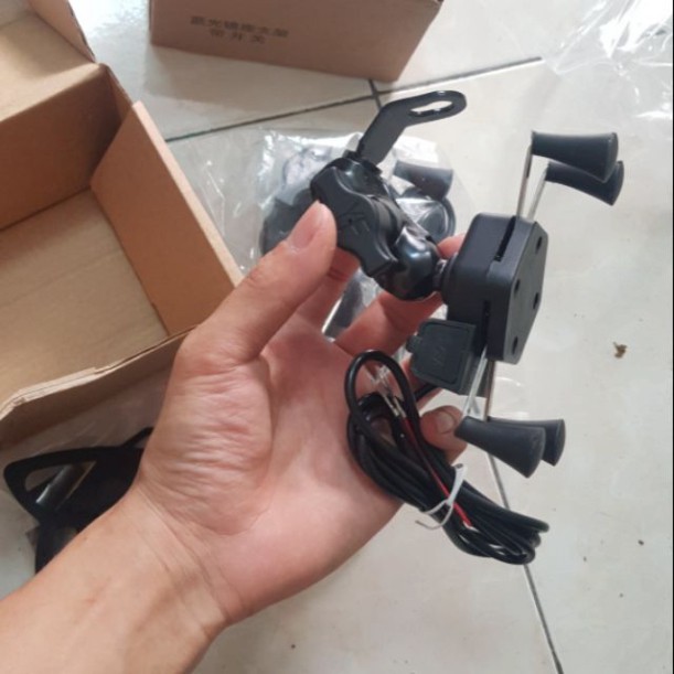 Giá Đỡ - Kẹp Điện Thoại kiêm Sạc Dự Phòng 5V-2A Cho Xe Máy (Phượt, Bản đồ, GPS, Grab Bike,