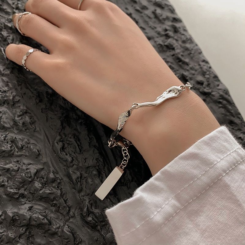 Lắc tay kim loại thiết kế độc đáo thời trang