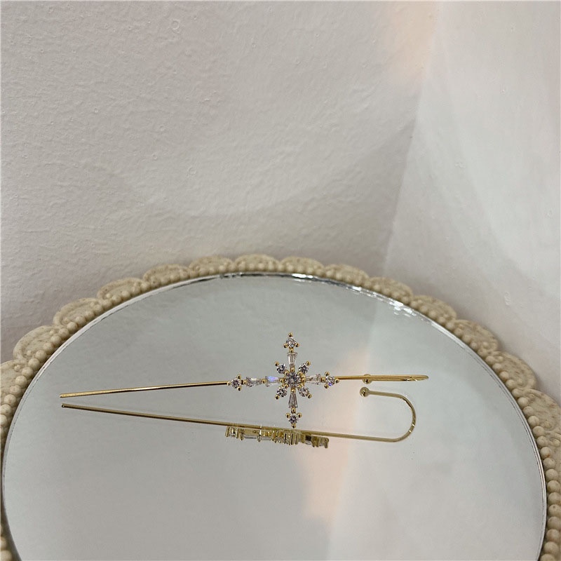 Khuyên tai nữ trang tạo hình độc đáo