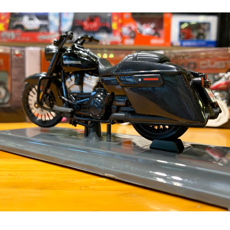 Mô hình xe HARLEY ROAD KING 2017 tỉ lệ 1:18 hãng Maisto