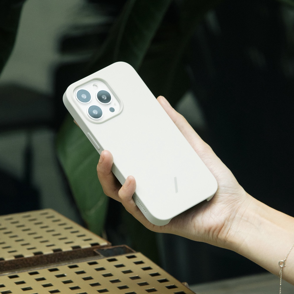 Ốp Lưng Cao Cấp hỗ trợ sạc không dây Native Union CLIC POP Cho iPhone 13 Pro Max / 13 Pro / 13