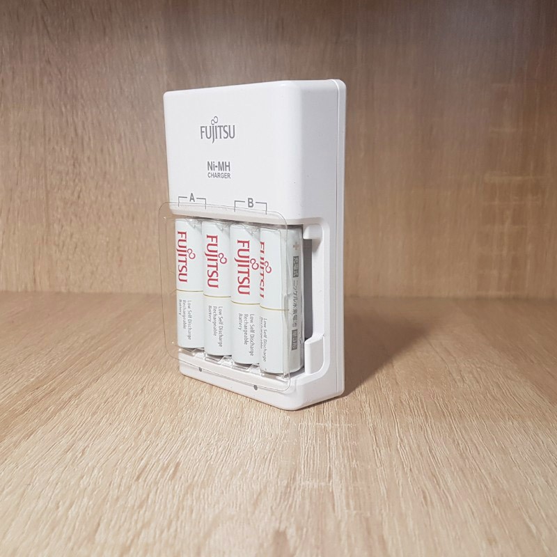 Bộ box sạc kèm 4 pin AA Fujitsu HR-3UTC 1900mAh hàng nội địa box Nhật - made in JAPAN (trắng)