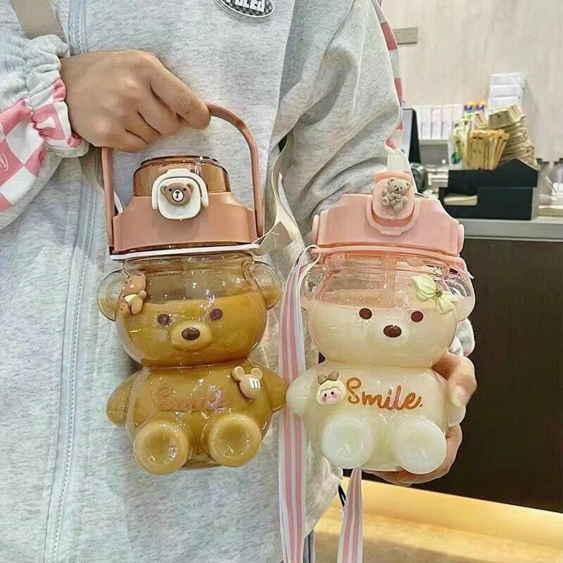 Bình Đựng Nước 1100ML Hình Gấu Dễ Thương Tôn Lên Cá Tính, Thiết Kế Ống Hút, Khe Giữ Điện Thoại, Dây Đeo Điều Chỉnh