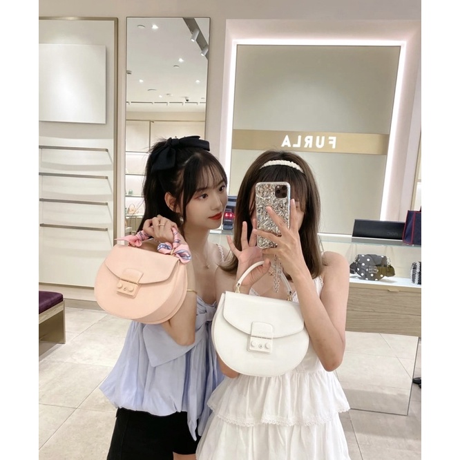 Túi Furla bán nguyệt màu hồng nude