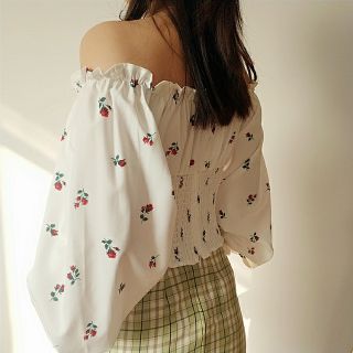 (SẴN) Áo trễ vai trắng điểm hoa