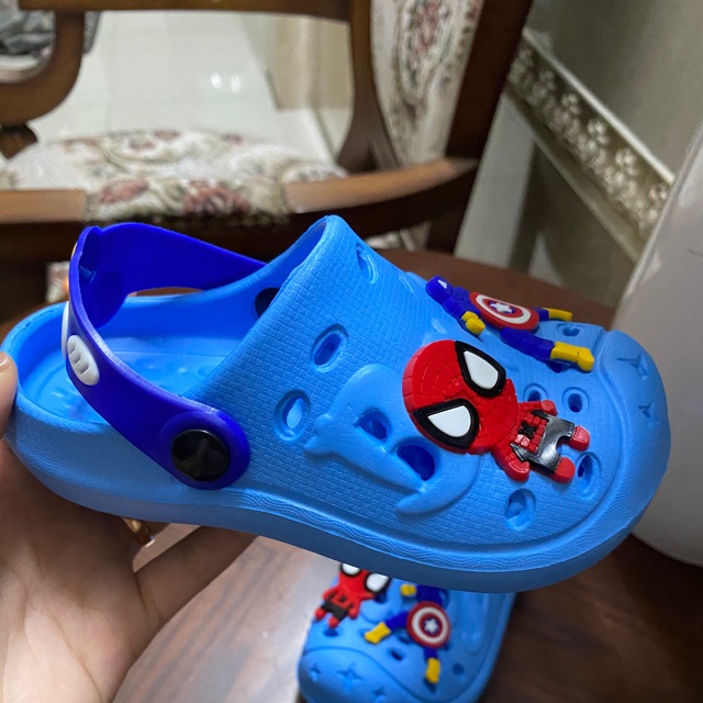 Dép siêu nhân bé trai