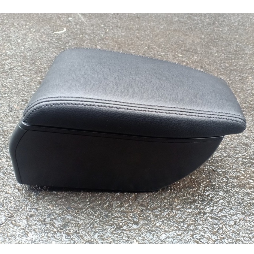 ( Loại 1) Hộp tỳ tay xe Fadil loại chỉ Đen Cao Cấp [ 2 Ngăn Đựng - 4 Cổng USB ]