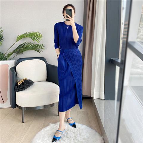 Bộ áo kèm chân váy xếp ly dáng ôm phong cách mùa xuân thời trang cho nữ