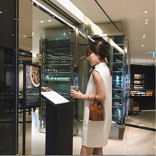 Đầm trắng nữ dáng suông midi cổ lọ Emilyshop