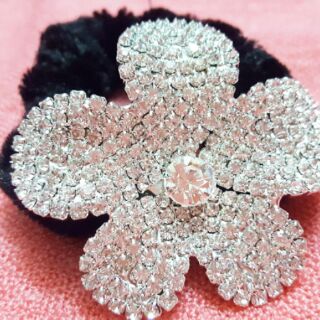 Cột tóc nhung mặt hoa đính đá. Giá 60k