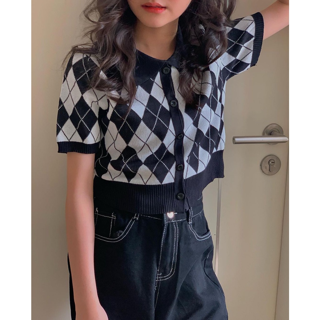 Áo Len Polo Croptop Họa Tiết Kẻ Caro Quả Trám 2 Màu Nâu/ Đen