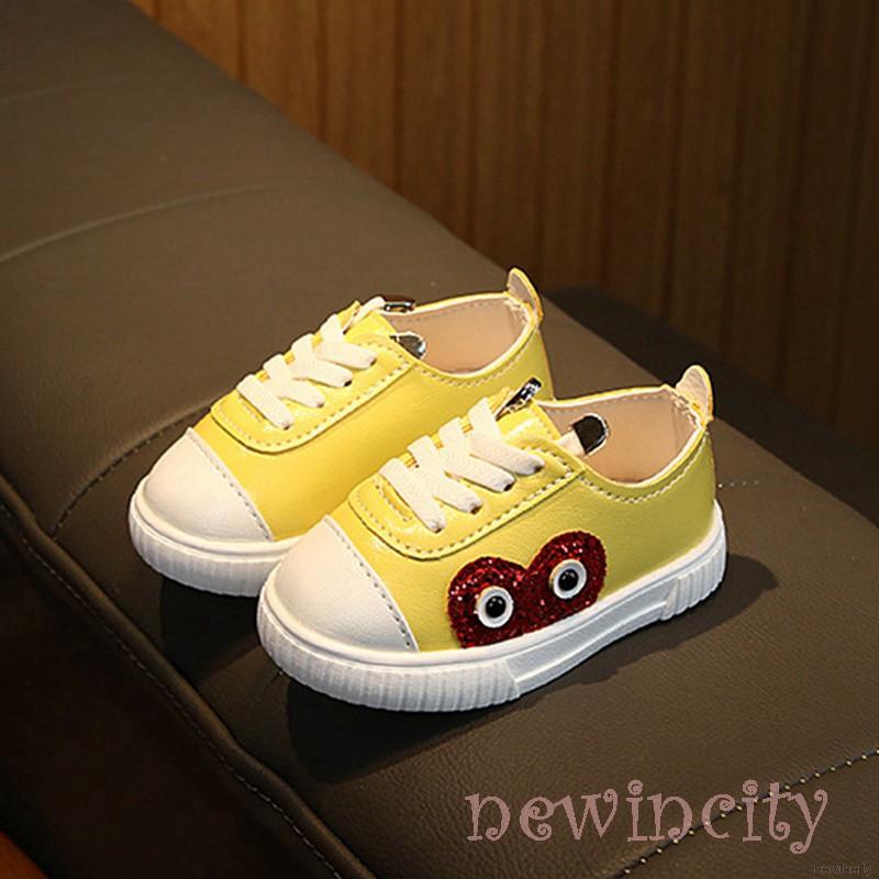 Đôi giày đế mềm chống trượt họa tiết dễ thương cho bé