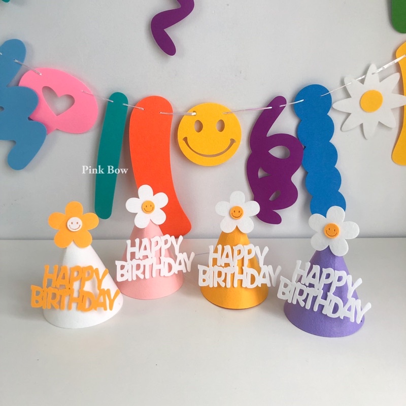 Nón nỉ có chữ HPBD và bông hoa Daisy TRẮNG / VÀNG / HỒNG / TÍM và Lá cây