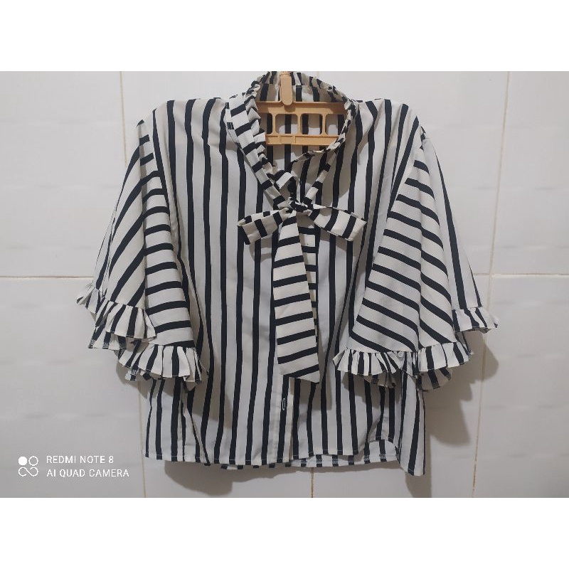 Thanh Lý Áo croptop trắng đen tay cánh dơi / size S