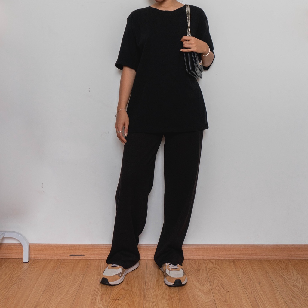 Áo Thun Tay Lửng Cổ tròn Form Oversize màu Đen Basic Resty