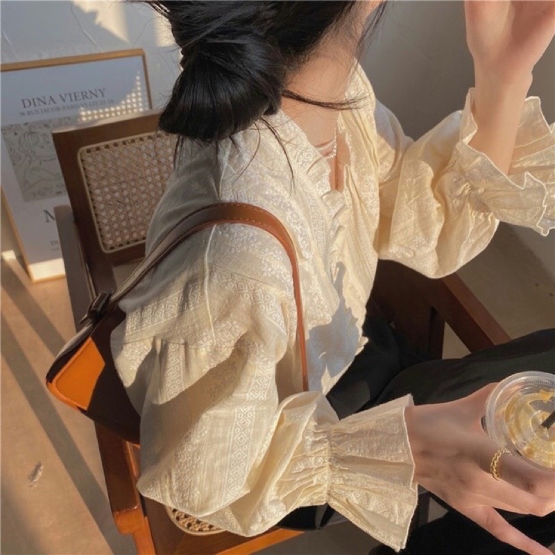 Áo sơ mi ren viền bèo tay loe