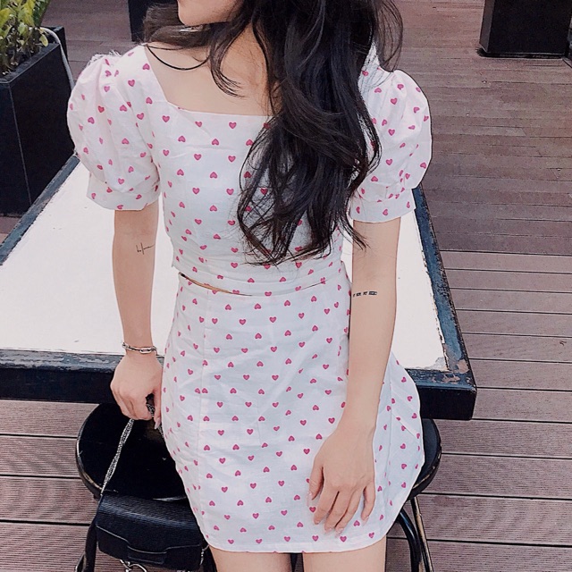 Set Đồ White set gồm chân váy ngắn và áo croptop hoạ tiết trái tim áo và váy bo chun co giãn kèm lót trong tay phồng nhẹ