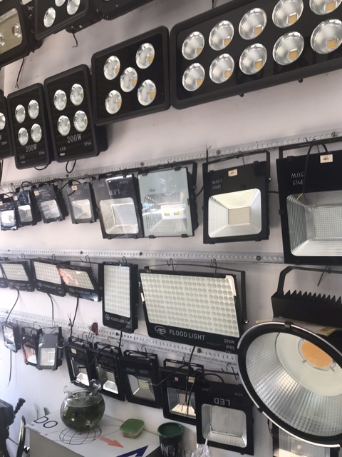 Đèn pha led  200W chuyên công trình ngoài trời, sân thể thao sân vận động, vỏ nhôm đúc dày tản nhiệt tốt chống nước IP66