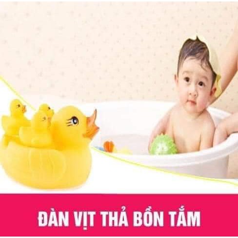 Đàn vịt mẹ con màu vàng thả bồn tắm cho bé cực đáng yêu