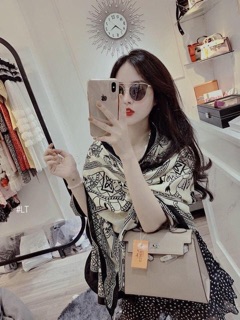 Khăn lụa hoạ tiết sang chảnh( có vid thật )