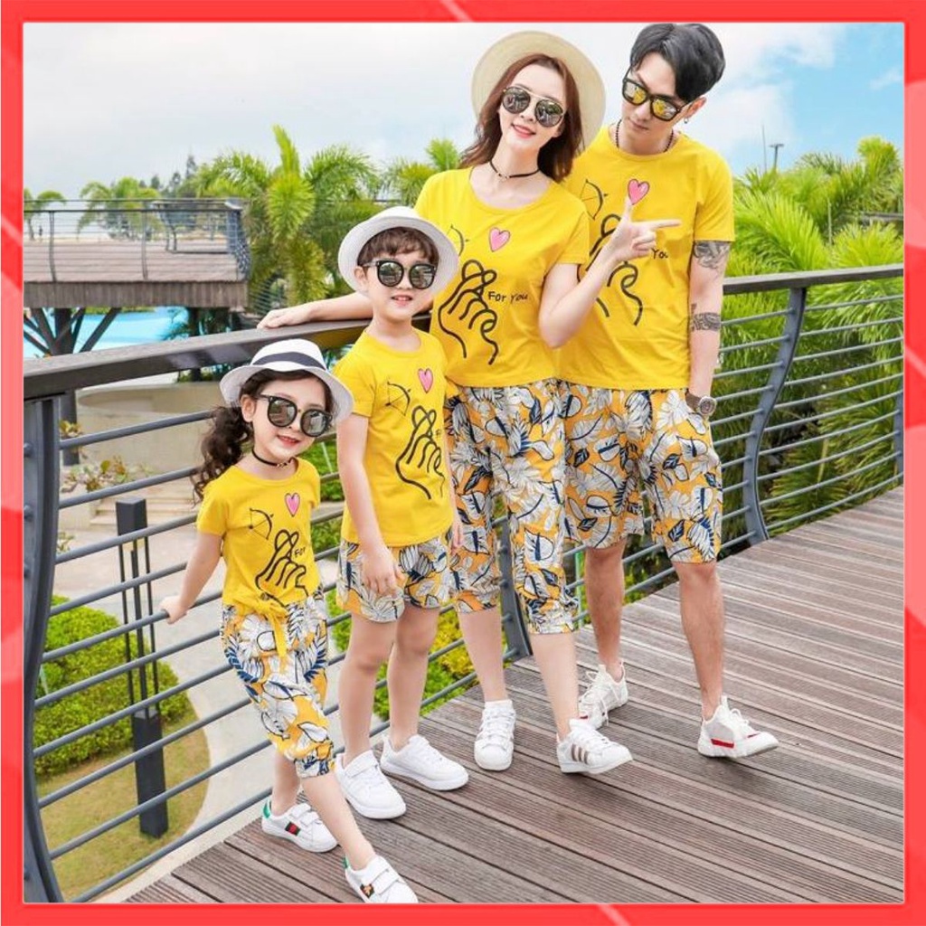Bộ Quần Áo Gia Đình Familylove - Mẫu Bắn TIm Love You Quần Hoa Lá Vàng